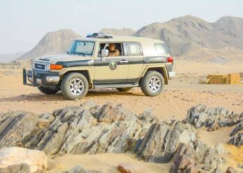 ضبط مقيم ينقل 8 مخالفين لنظام أمن الحدود في جازان – عقوبات صارمة بانتظاره!