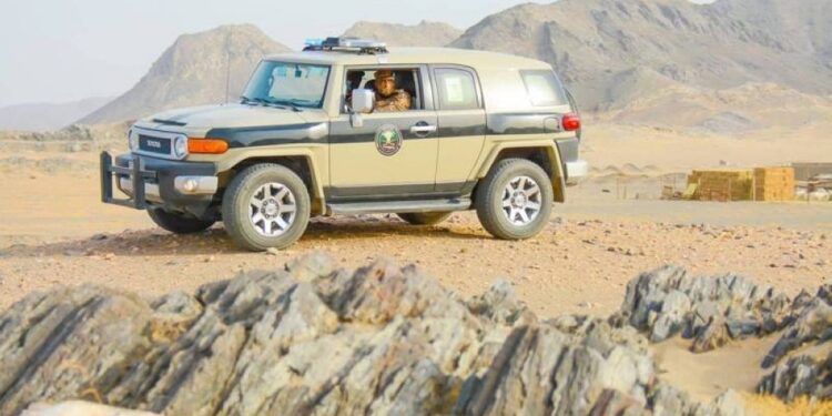 ضبط مقيم ينقل 8 مخالفين لنظام أمن الحدود في جازان – عقوبات صارمة بانتظاره! ضبط مقيم ينقل 8 مخالفين لنظام أمن الحدود في جازان – عقوبات صارمة بانتظاره!