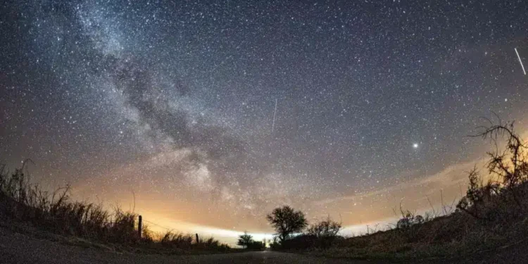 ظاهرة فلكية نادرة تضيء سماء السعودية.. خالد الزعاق يكشف التفاصيل! ظاهرة فلكية نادرة تضيء سماء السعودية.. خالد الزعاق يكشف التفاصيل!