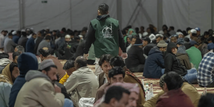 16 عامًا من العطاء: مخيمات إفطار الصائمين بالحدود الشمالية تواصل نشر الخير في رمضان