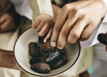 لماذا يُنصح بالتمر لبدء الإفطار في رمضان؟ فوائد مذهلة لصحتك!