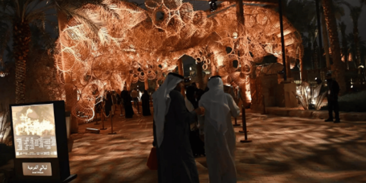 موسم الدرعية يحوّل “اللَهْوَج” من عنصر معماري إلى تحفة تراثية بصرية موسم الدرعية يحوّل “اللَهْوَج” من عنصر معماري إلى تحفة تراثية بصرية