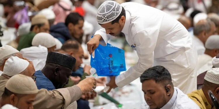كرم المدينة في رمضان: مشاهد مبهرة لإفطار الصائمين بالمسجد النبوي كرم المدينة في رمضان: مشاهد مبهرة لإفطار الصائمين بالمسجد النبوي