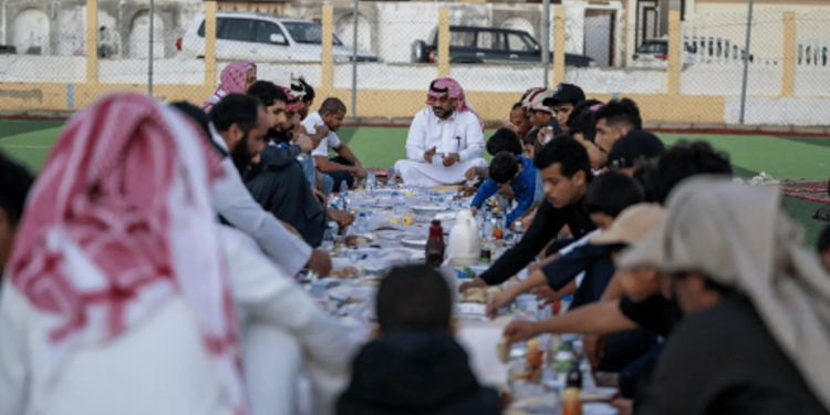 الإفطار الجماعي في الوجه: مشهد رمضاني يُجسد روح التعاون والكرم الإفطار الجماعي في الوجه: مشهد رمضاني يُجسد روح التعاون والكرم