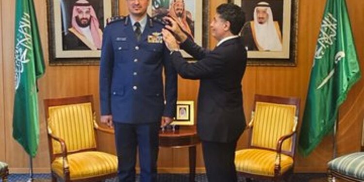 السفير السعودي في اليابان يقلّد العميد هشام الهشام رتبته الجديدة بعد ترقيته السفير السعودي في اليابان يقلّد العميد هشام الهشام رتبته الجديدة بعد ترقيته