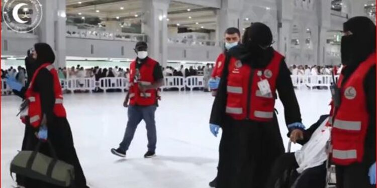 مسؤول بـ«الهلال الأحمر»: تدريبات مستمرة للمسعفين لضمان جاهزيتهم وكفاءتهم في خدمة المعتمرين مسؤول بـ«الهلال الأحمر»: تدريبات مستمرة للمسعفين لضمان جاهزيتهم وكفاءتهم في خدمة المعتمرين