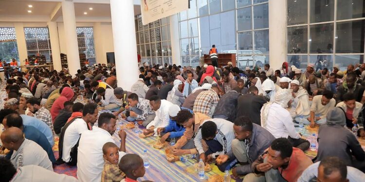 إفطار رمضاني لـ9600 صائم.. “الشؤون الإسلامية” تنشر موائد الخير في إثيوبيا إفطار رمضاني لـ9600 صائم.. “الشؤون الإسلامية” تنشر موائد الخير في إثيوبيا