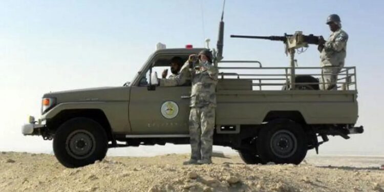 إلقاء القبض على 9 مهربين بحوزتهم 127 كجم من القات في جازان إلقاء القبض على 9 مهربين بحوزتهم 127 كجم من القات في جازان