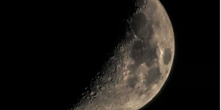 قمر رمضان يصل إلى التربيع الأخير الليلة – مشهد ساحر في سماء المملكة قمر رمضان يصل إلى التربيع الأخير الليلة – مشهد ساحر في سماء المملكة