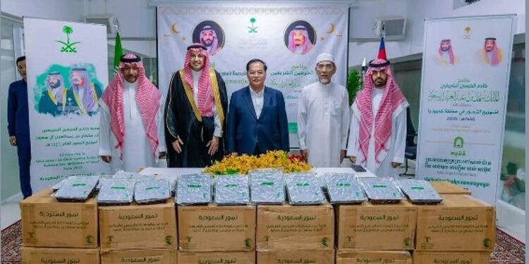 السعودية توزع 5 أطنان من التمور وتفطّر 22 ألف صائم في كمبوديا ضمن مبادرة خادم الحرمين السعودية توزع 5 أطنان من التمور وتفطّر 22 ألف صائم في كمبوديا ضمن مبادرة خادم الحرمين