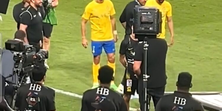 رونالدو يفاجئ الجميع بتصرف غير متوقع بعد مباراة النصر والاتحاد! شاهد الفيديو رونالدو يفاجئ الجميع بتصرف غير متوقع بعد مباراة النصر والاتحاد! شاهد الفيديو