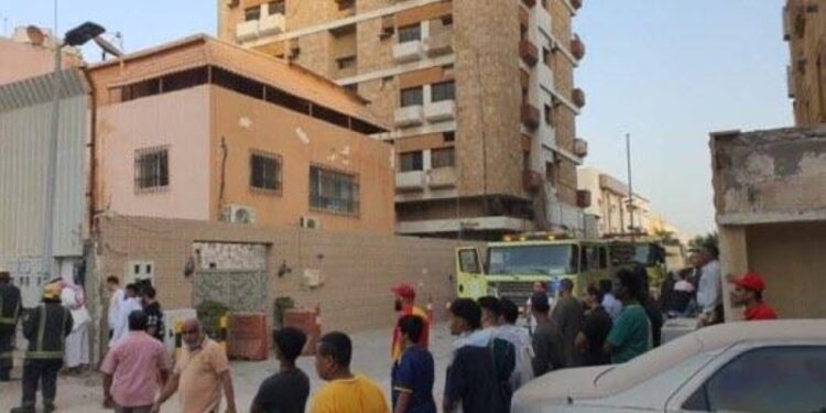 مأساة في جدة: انهيار مبنى سكني وإنقاذ 3 أشخاص والبحث مستمر عن ناجين – صور مأساة في جدة: انهيار مبنى سكني وإنقاذ 3 أشخاص والبحث مستمر عن ناجين – صور