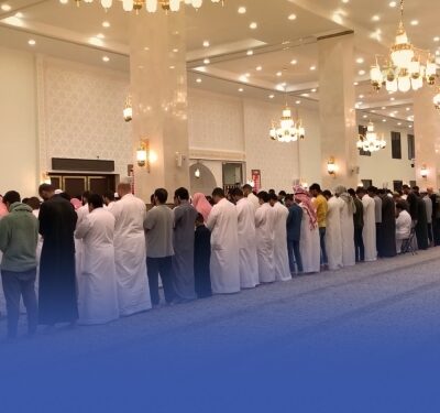 مصلون يطاردون الأصوات الجميلة طلباً لـ”الخشوع” مصلون يطاردون الأصوات الجميلة طلباً لـ”الخشوع”